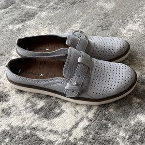 Size 8 Merrell Women’s grey slides- tried on